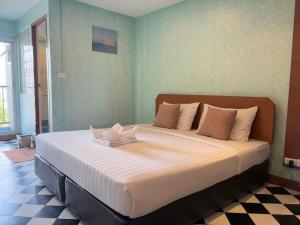 Postel nebo postele na pokoji v ubytování OYO 75446 Travis Inthamara 49 + 20 fotografií