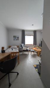 een woonkamer met een bed en een tafel bij Studio-Apartment Goslar in Wolfenbüttel