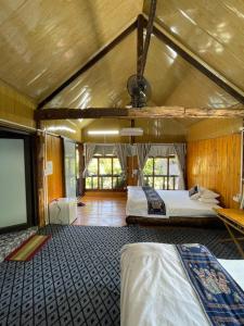 ein Schlafzimmer mit zwei Betten und einem Flachbildfernseher in der Unterkunft Ba be farmstay in Ba Be18