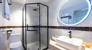 Jun Select Hotel Hubei Wuhan Hanjiang District Liuduqiao Metro Station في ووهان: حمام مزود بمرحاض ومغسلة ومرآة