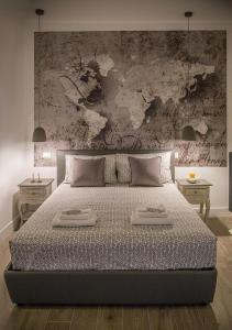 ローマにあるAntinori Vatican Suiteのベッドルーム1室(大型ベッド1台、ナイトスタンド2台付)