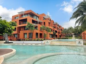 Bazén v ubytování Hua Hin Beach Front Condo - Med style Suite Room nebo v jeho okolí