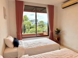 Postel nebo postele na pokoji v ubytování Hua Hin Beach Front Condo - Med style Suite Room + 148 fotografií