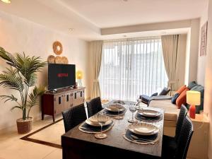 TV a/nebo společenská místnost v ubytování Hua Hin Beach Front Condo - Med style Suite Room