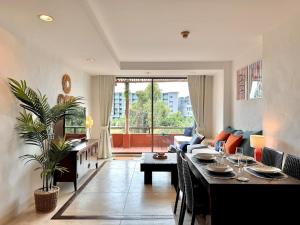 Posezení v ubytování Hua Hin Beach Front Condo - Med style Suite Room