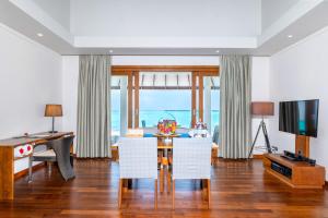 Una televisión o centro de entretenimiento en Hideaway Beach Resort & Spa - FREE SHARED CHARTER FLIGHT for two on stays of 7 or more nights from September 2025 until 23rd December 2026 91 fotos más