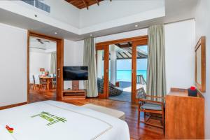 Una televisión o centro de entretenimiento en Hideaway Beach Resort & Spa - FREE SHARED CHARTER FLIGHT for two on stays of 7 or more nights from September 2025 until 23rd December 2026