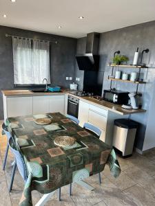 eine Küche mit einem Tisch mit einem Muster darauf in der Unterkunft F3 panoramique l horizon in Petite Île