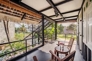 Una habitación con balcón con mesa y sillas. en Secret Beach Ahangama, en Ahangama 19 fotos más