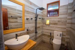 Lakeside Villa : حمام مع حوض ومرحاض +48 صورة