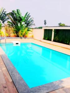 TirupporūrOlive Villa ECR - Private 2 BHK villa的一个蓝色海水的大型游泳池