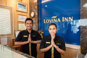 Členové personálu v ubytování Lovina Inn Penuin Hotel