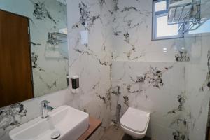 Ένα μπάνιο στο Hotel Ascent Star Inn - Near Mumbai International Airport