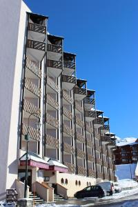 ヴァル・トランスにあるTemples Du Soleil Tikal Appartements VTIの雪中の建物