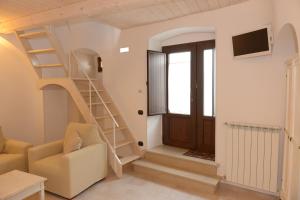 アルベロベッロにあるTrullo Dimora di Giorgiaの螺旋階段とドアのある部屋