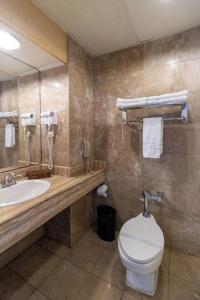 Ένα μπάνιο στο Hotel Honduras Maya