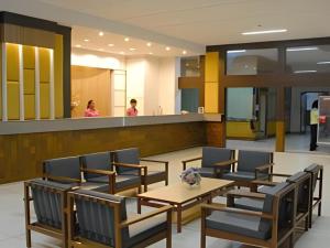 un ristorante con sedie, tavoli e un bancone di Ubon Hotel a Ubon Ratchathani