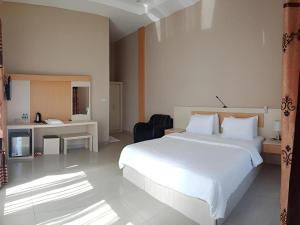 Postel nebo postele na pokoji v ubytování Samosir Cottages Resort + 163 fotografií