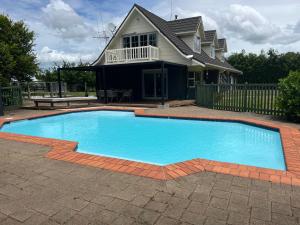 Bazén v ubytování Hamilton Greenhill Lodge - Near Highway Quiet Country Stay nebo v jeho okolí