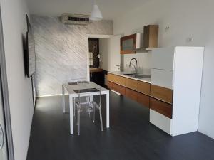 Een keuken of kitchenette bij Appartamenti Addimuru