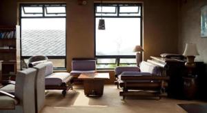 AstamHananoie - A Permaculture Resort的客厅里有很多椅子和窗户。 更多41张照片