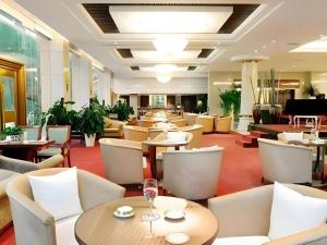 BaoguosiにあるHongzhushan Hotel Mount Emeiのホテルのロビー(テーブル、椅子付)、