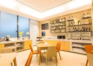 uma sala de jantar com mesa e cadeiras em City Comfort Inn Liuzhou Liunan Wanda Plaza em Liuzhou