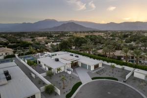 una vista aerea di una città con montagne di Gold @ Elemento49 Pool Pickleball Sleeps 18 a Desert Groves Mobile Home Park