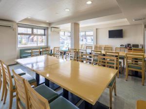 aula con mesas, sillas y TV en Comfort Inn Yokaichi, en Higashiomi 17 fotos más