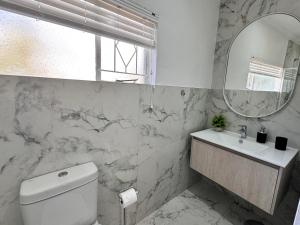 Un baño de 55 Albatross Guesthouse 12 fotos más