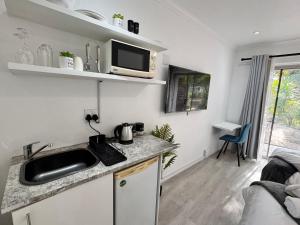 Kuchyň nebo kuchyňský kout v ubytování 55 Albatross Guesthouse