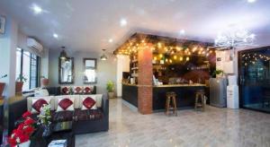 restauracja z ladą i bar w pokoju w obiekcie Sripoom Boutique House w mieście Chiang Mai