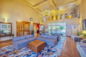 雷姆贝Quality Inn & Suites的客厅里有一张沙发和一张桌子。