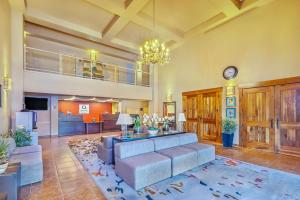 雷姆贝Quality Inn & Suites的客厅里有一张沙发和一张桌子。