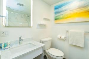 Ένα μπάνιο στο Quality Inn & Suites +31 φωτογραφίες