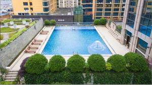 uma vista aérea de uma piscina em um edifício em Fortune International Hotel em Xingyin Wanfenglin Airport