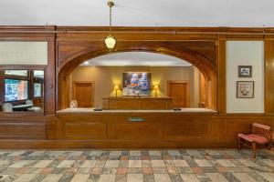 a court room with a large woodenjudgmentgment at Windsor Hotel, an Ascend Collection Hotel in Americus