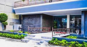 un edificio blu con scale di fronte di Flamengo Hotel a Gedeg