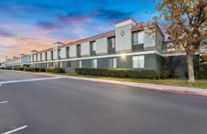 Clădirea în care este situat/ăhanul