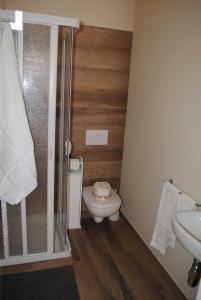 カストリニャーノ・デル・カーポにあるA look in Salentoのバスルーム(シャワー、トイレ、シンク付)