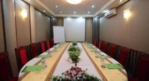 Khu vực hỗ trợ khách đi công tác/phòng hội thảo tại Royal Hotel +76 ảnh