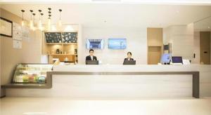 Μέλη του προσωπικού του City Comfort Inn Baise Uprising Memorial Park Laiyu