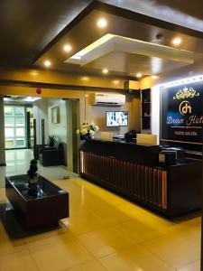 um átrio do hotel com uma recepção e uma televisão em Dream Hotel em Sabang mais 176 fotografias