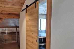 布里特泽根Stadel Alpenstern mit Wellnessbereich的窗户房间里木门