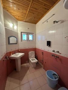 Un baño de Mountain Retreat Nainital 2 fotos más