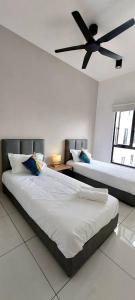 En eller flere senge i et værelse på The Horizon High Floor Unit