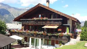 una casa con fiori sul balcone di Chalet Valerie a Grächen