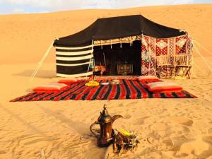 una tienda en la arena en el desierto en EXPIORER Desert Camp, en Al Raka