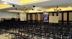 um quarto com um monte de cadeiras e um ecrã em Country Village Hotel em Carmen mais 121 fotografias