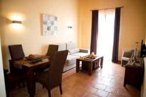 een woonkamer met een bank en een tafel bij Apartamentos Turisticos Cortijo Garces in Alhama de Granada